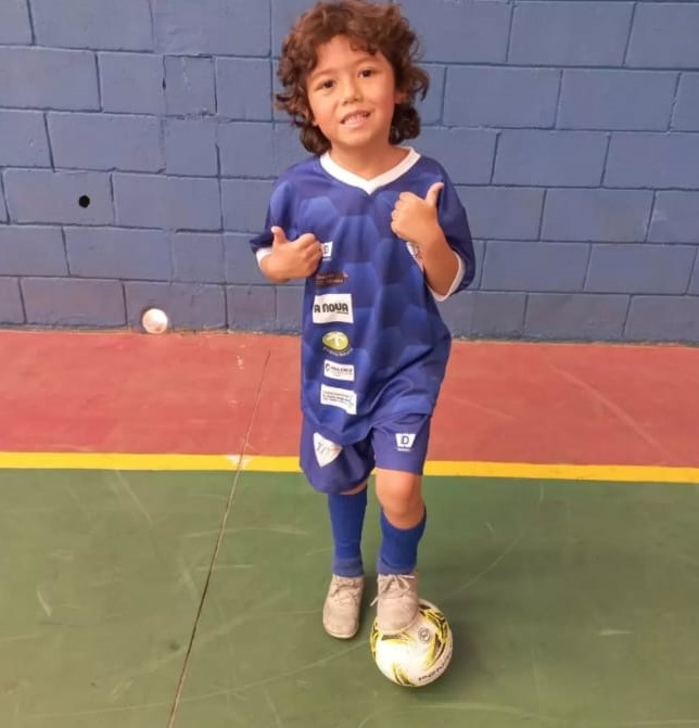 crianca na quadra