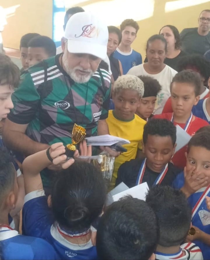 Jorge e criancas na quadra