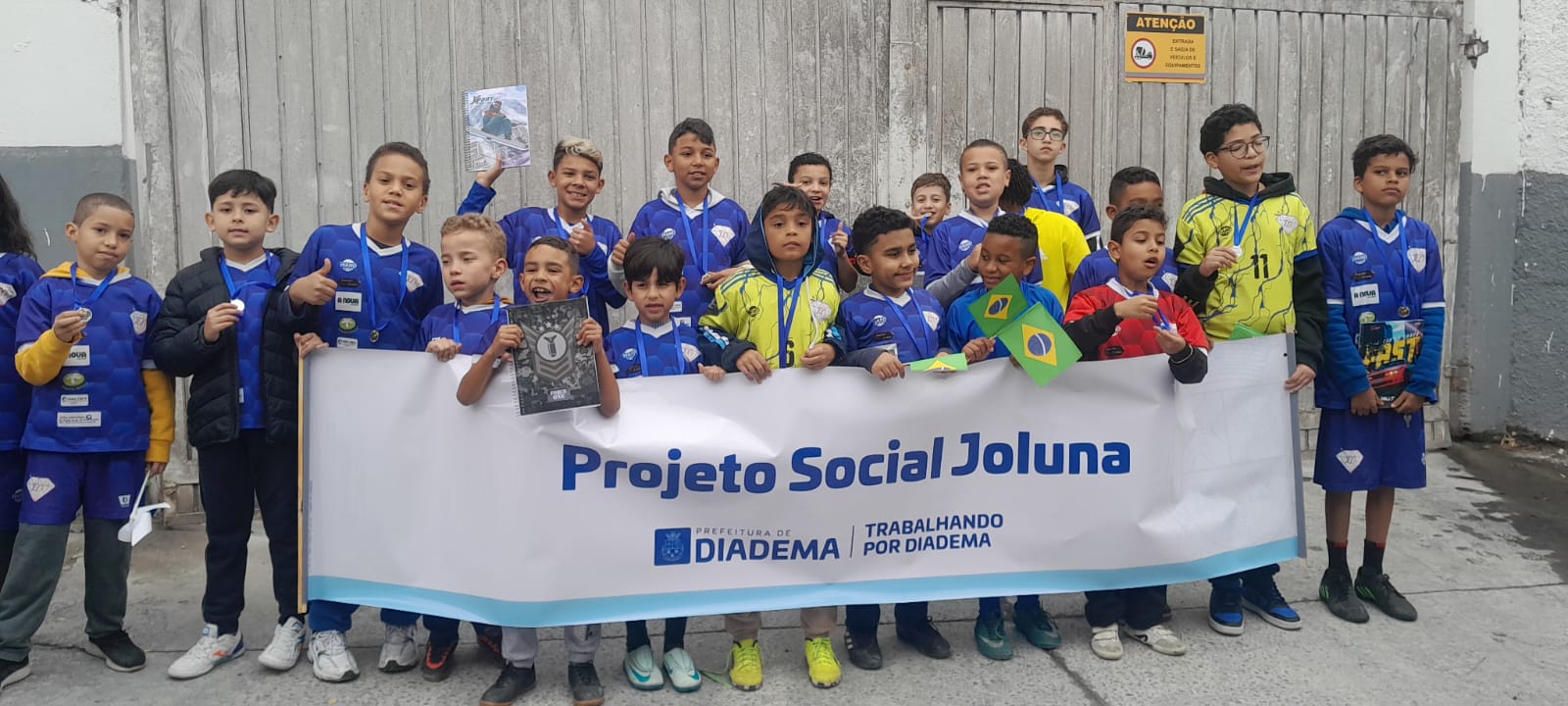 criancas na quadra