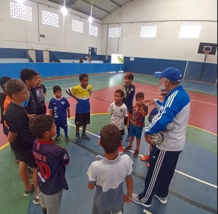 criancas na quadra