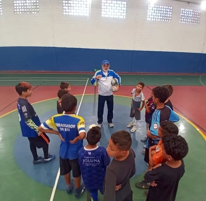 criancas na quadra